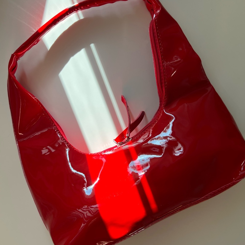 Trendy half-Moon Bag. Shiny leather
